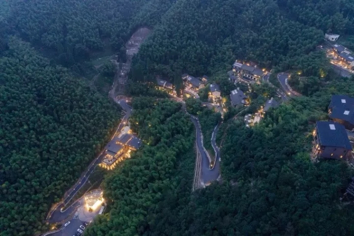 裸心堡采用了輕質(zhì)結(jié)構(gòu)、符合山地的吊腳樓結(jié)構(gòu)