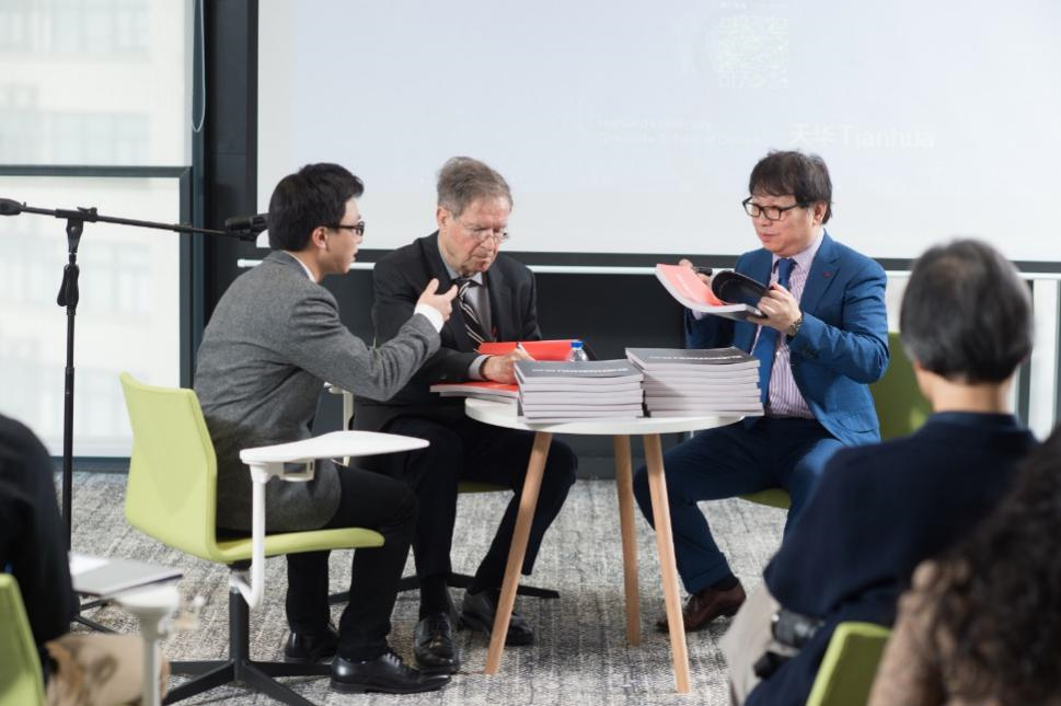 哈佛布斯克茨教授、楊丁亮老師與天華集團(tuán)總建筑師黃向明現(xiàn)場(chǎng)書(shū)籍簽發(fā)